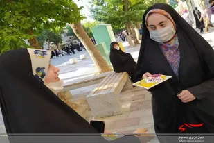 توزیع کتاب و بسته فرهنگی به مناسبت دهه کرامت در همدان