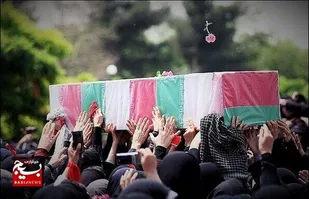 بین شهدا به دنبال پسرم بودم/قاسم را از پاهایش شناختم