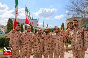 پاسداران و سربازان ستاد سپاه کربلا پای صندوق های رای