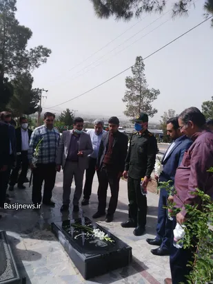 غبارروبی و عطر افشانی مزار شهدای معلم گلزار شهدای امامزاده سید محمد خمینی شهر