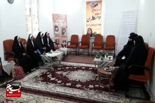 دانش آموزان سرخه ای از یک همسر شهید تجلیل کردند