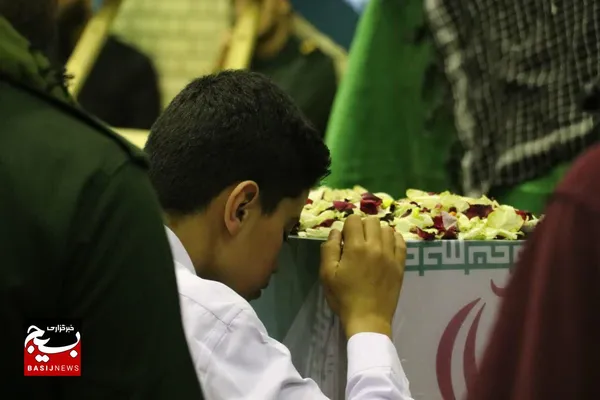 وقتی نسل جدید انقلاب سر بر روی تابوت شهیدی می گذارد، یعنی این راه تا ظهور ادامه دارد...