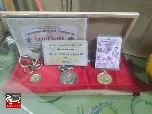 اهدای مدال طلا رشته کیک بوکسینگ به موزه دفاع مقدس گتوند