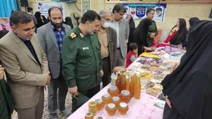نمایشگاه صنایع دستی واقتصاد مقاومتی بسیج خواهران سپاه شهرستان راور به مناسبت هفته بسیج