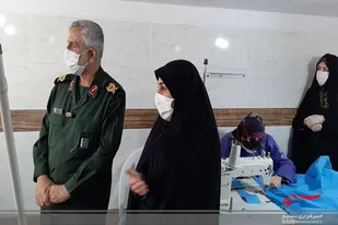 خواهران بسیجی بهار با تعطیلی کارگاه&zwnj;های خیاطی خود شروع به دوخت ماسک کردند
