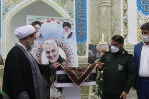 از سکه طلا و نقره منقش به تمثال سردار شهید حاج قاسم سلیمانی رونمایی شد