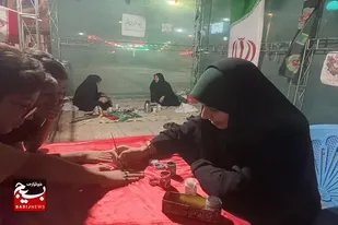 موکب داری پایگاه عقیله بنی هاشم در تجمعات شبانه خیابان دانشگاه
