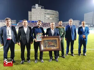 تجلیل از خانواده شهدای جنگ رمضان و جنگ ۱۲ روزه پیش از دیدار استقلال و نساجی مازندران