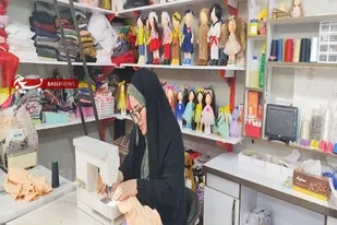 حمایت بانوی کارآفرین نقده ای از زنان سرپرست خانوار با عروسک&zwnj;سازی