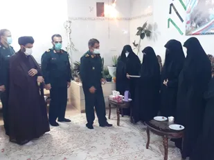 دیدار فرمانده ارشد ستاد کل نیرو&zwnj;های مسلح از خانواده شهید حاجی قاسمی در بسطام