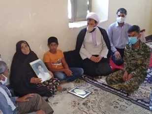 دیدارمسئول نمایندگی ولی فقیه ناحیه بندرعباس با خانواده شهید علی یاررستمی دردهستان سیاهو
