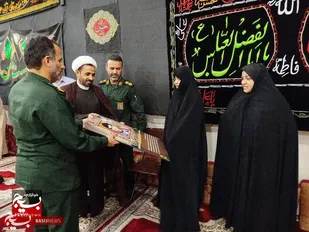 دیدار فرمانده سپاه تنگستان از خانواده روحانی شهید حجت&zwnj;الاسلام صادقی در آستانه هفته دفاع مقدس