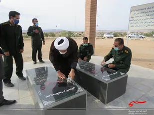 غبارروبی و عطرافشانی قبورشهدای گمنام شهرستان خوروبیابانک