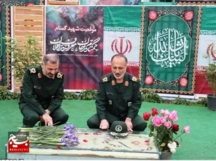 ادای احترام فرمانده سپاه کربلا به شهید گمنام