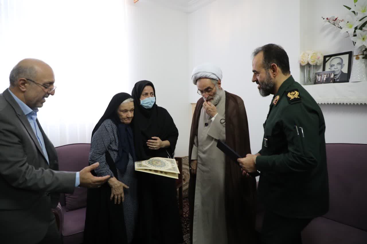 دیدار فرمانده سپاه قدس و نماینده ولی‌فقیه در گیلان با خانواده شهیدان رحمتی ، 
