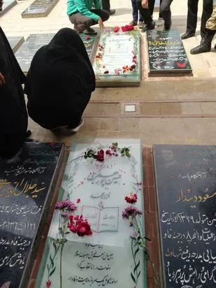 حضور جمعی از بسیجیان برسر مزار سردار شهید حاج قاسم سلیمانی