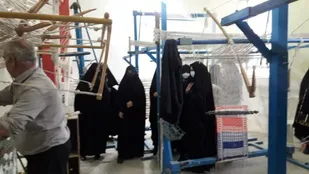 خواهران بسیجی پایگاه ام ابی&zwnj;ها (س) میبد از کارگاه زیلو بافی شهیدیه بازدید کردند