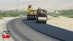 جهادگران بسیجی کمربندی شهرک به طالقان را آسفالت می&zwnj;کنند
