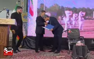 بوسه هادی ساعی بر دستان پدر شهید محسن حسین نیا