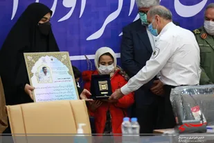 نشان خادم&zwnj;الشهدا به خانواده شهید مدافع سلامت آبادان اهدا شد