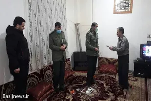 بازدید فرمانده سپاه فامنین با خانواده شهدا