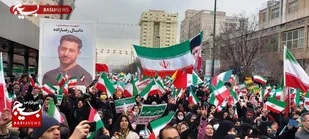 ملت ایران باز هم دشمنانش را مات و مبهوت کرد/حضور معنادار مردم و خانواده شهدا در جشن ۴۴ سالگی انقلاب + (عکس و فیلم)