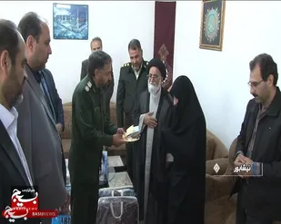 کمک ۳۰۰میلیونی مادر شهید نیشابوری به جبهه مقاومت+عکس
