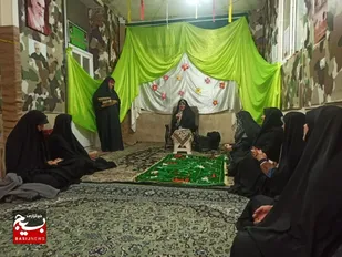 تقدیر از مادر دارای چهار فرزند قمی توسط بسیجیان پردیسانی