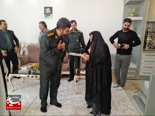دیدار فرمانده سپاه نقده با خانواده شهدای اهل سنت