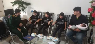 تجلیل فرمانده سپاه اشنویه از خانواده چندفرزندی در شهرستان