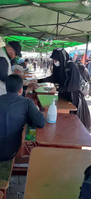 اهدای هدایای فرهنگی به خدام و زائرین اباعبدالله الحسین (ع) در آبادان