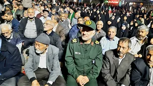 تقدیر اهالی محله طلاب مشهد از حضور فرمانده سپاه امام رضا(ع) در اجتماع خیابانی