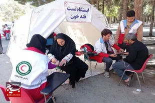 ارائه خدمات مختلف توسط امدادگران به ملایری به مناسبت هفته هلال احمر