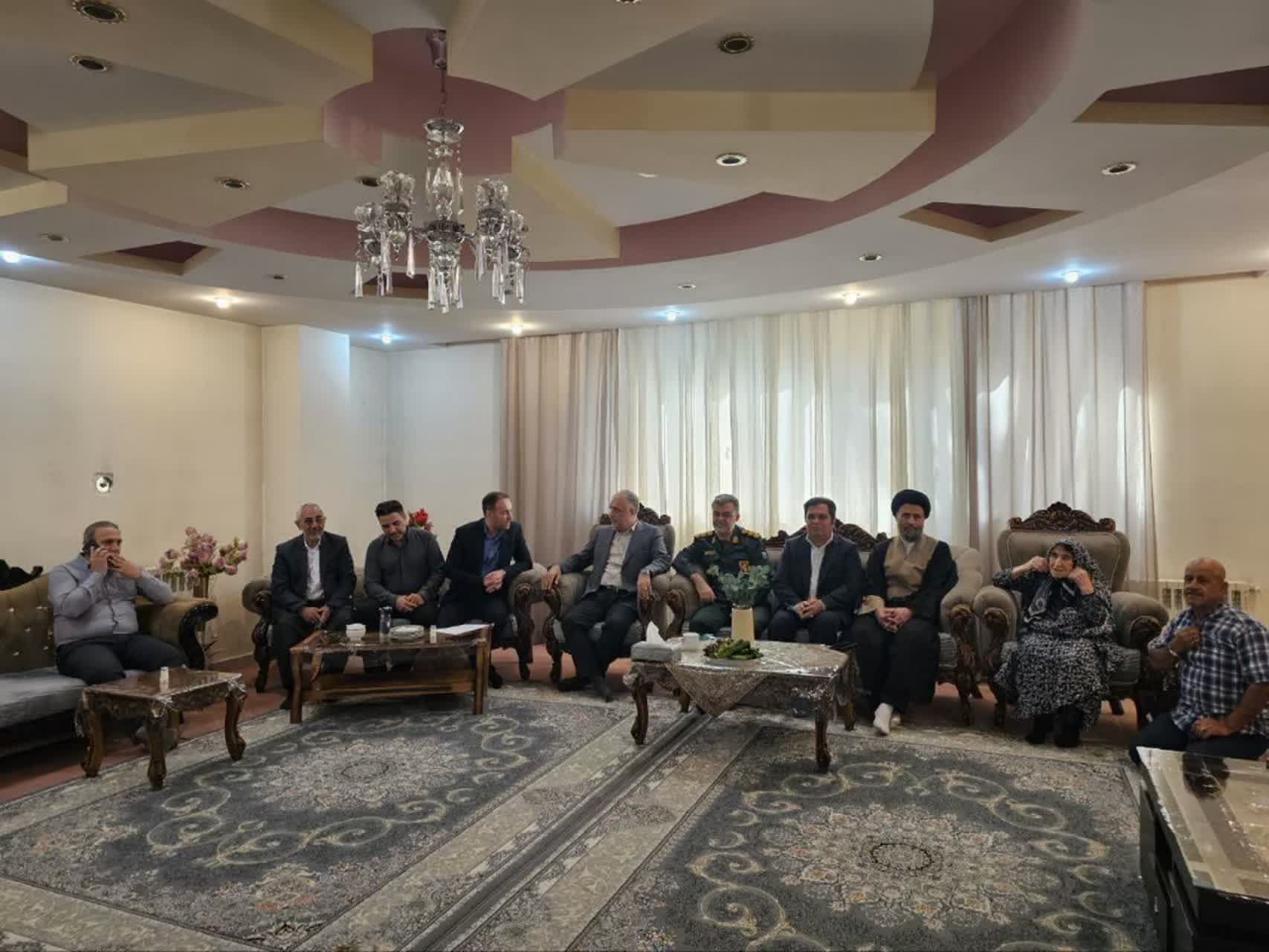 دیدار مسئولان شهرستان نظرآباد با خانواده شهید علی خرمن بیز