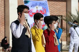 تجلیل از مدافعان سلامت با اجرای سرود در طبس