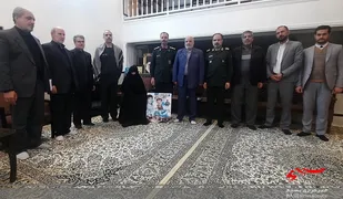 دیدار فرمانده سپاه استان قم با خانواده شهیدان زین الدین