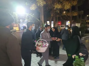 برگزاری رزمایش امربه معروف و نهی از منکر در شهرستان فردوس با اهدای شاخه گل