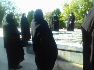 غبارروبی و عطرافشانی مزار شهدای گمنام شهرستان سرپل ذهاب توسط بانوان بسیجی