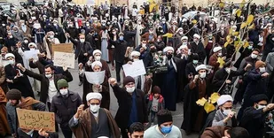 تجمع بسیجیان و طلاب قمی در اعتراض به ترور ناجوانمردانه شهید فخری زاده