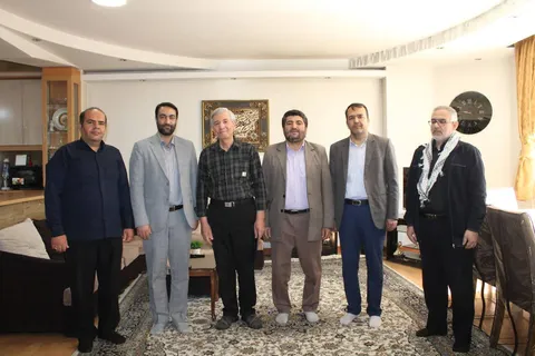دیدار جمعی از مسئولان فرهنگی هنری استان با هنرمند پیشکسوت تئاتر و ادبیات چهارمحال و بختیاری