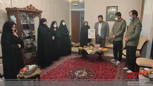 دیدار فرمانده  حوزه مقاومت بسیج مالک اشتر نطنز با خانواده شهیدان فخاری و ملک سعیدی