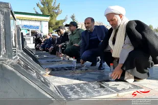 غبار روبی گلزار شهدای تویسرکان به&zwnj;مناسبت هفته بسیج