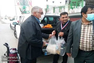توزیع بسته های معیشتی با دست پدران شهدا به نیازمندان