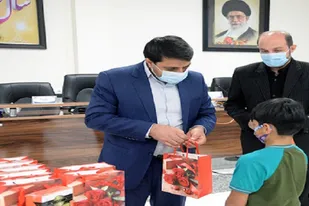 اهدا 43 دستگاه تبلت به دانش آموزان تحت حمایت کمیته امداد فارس