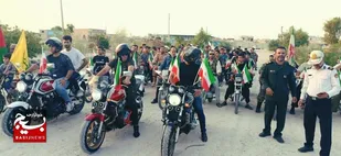 رژه باشکوه موتوری بسیجیان شهراهرم در هفته دفاع مقدس برگزار شد