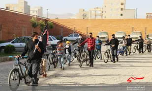 حضور دوچرخه&zwnj;سواران بسیجی در مرکز فرهنگی دفاع مقدس استان مرکزی
