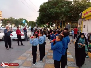 اجرای خیابانی گروه سرود ترنم انقلاب از بسیجیان نوجوان بمناسبت میلاد باسعادت امام رضا(علیه السلام)