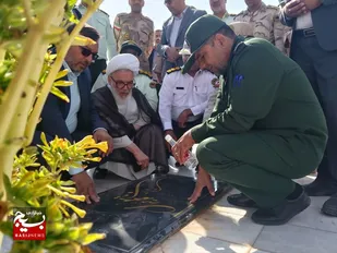 غبارروبی و عطرافشانی گلزار شهدای شهرستان تایباد+عکس