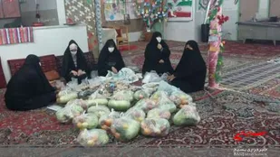 تهیه بسته های یلدایی به همت بسیجیان پایگاه خواهران شهرستان سرخه