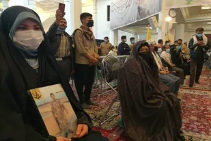 ادای احترام فرمانده نیروی قدس سپاه به خانواده شهدای مدافع حرم در شیراز
